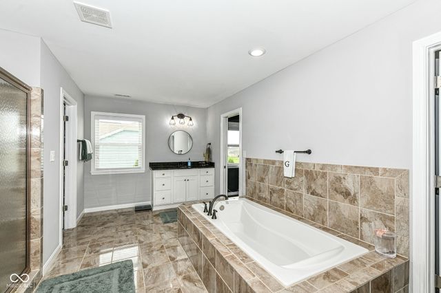 4825 Aberdeen Drive, Zionsville, IN 46077