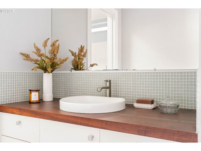 12354 Sw WINTER LAKE Dr, Tigard, OR 97223