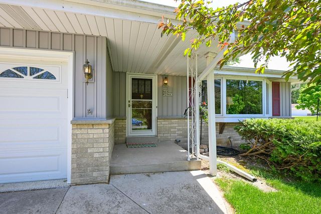 N69W29463 River Front DRIVE, Hartland, WI 53029