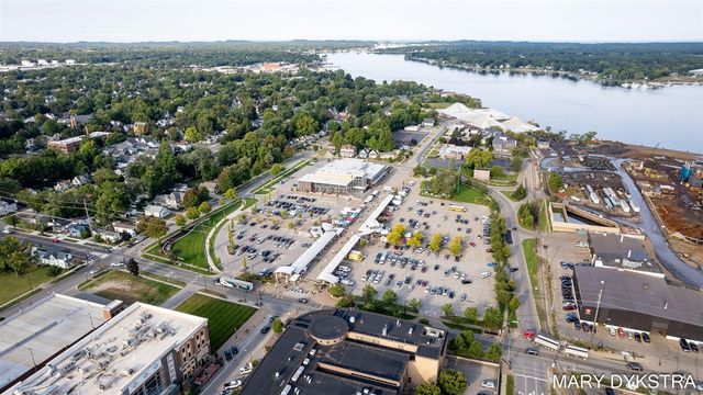 409 W Lakewood Boulevard, Holland, MI 49424