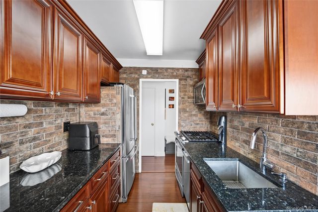 33-65 14th Street 11A, Astoria, NY 11106