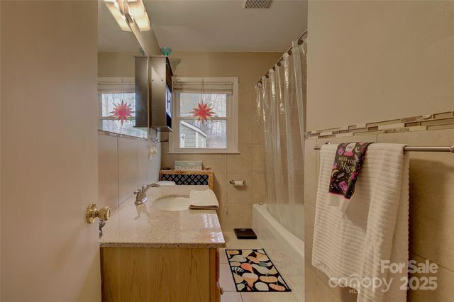 583 Deer Park Lake Road, Spruce Pine, NC 28777