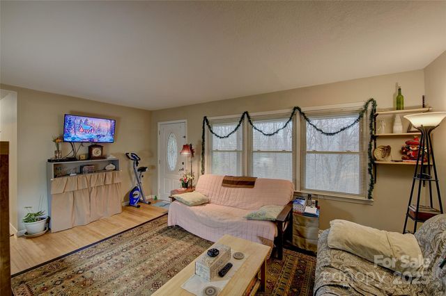 583 Deer Park Lake Road, Spruce Pine, NC 28777