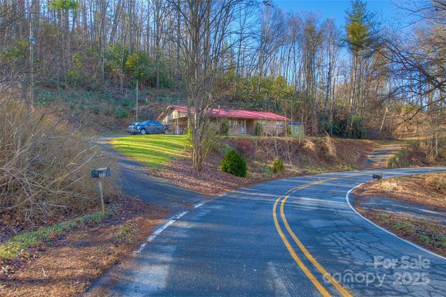 583 Deer Park Lake Road, Spruce Pine, NC 28777