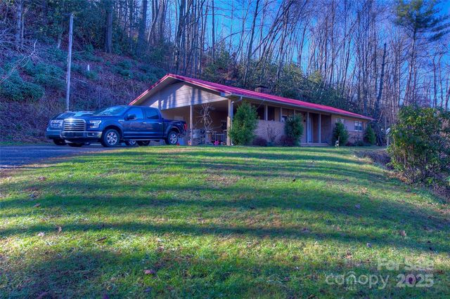 583 Deer Park Lake Road, Spruce Pine, NC 28777