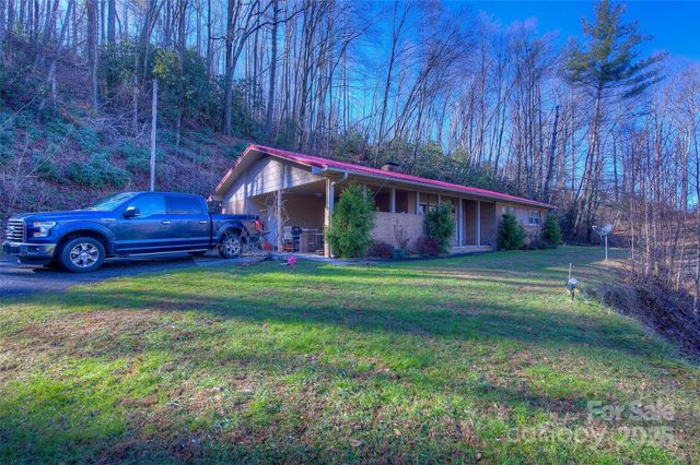 583 Deer Park Lake Road, Spruce Pine, NC 28777
