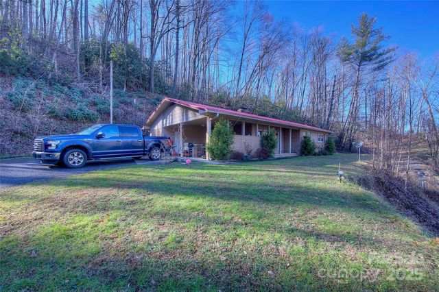583 Deer Park Lake Road, Spruce Pine, NC 28777