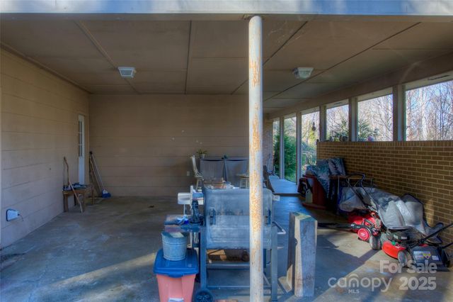 583 Deer Park Lake Road, Spruce Pine, NC 28777