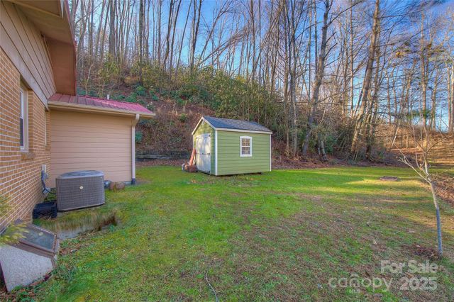 583 Deer Park Lake Road, Spruce Pine, NC 28777