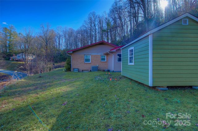 583 Deer Park Lake Road, Spruce Pine, NC 28777
