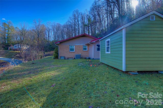 583 Deer Park Lake Road, Spruce Pine, NC 28777