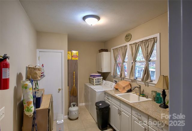 583 Deer Park Lake Road, Spruce Pine, NC 28777