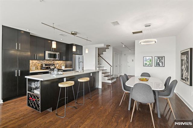 100 Thompson Lane 6B, Edgewater, NJ 07020