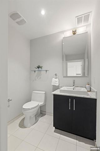 100 Thompson Lane 6B, Edgewater, NJ 07020