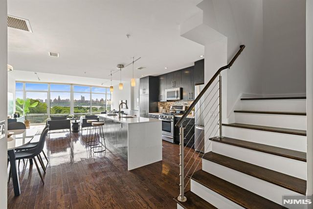 100 Thompson Lane 6B, Edgewater, NJ 07020
