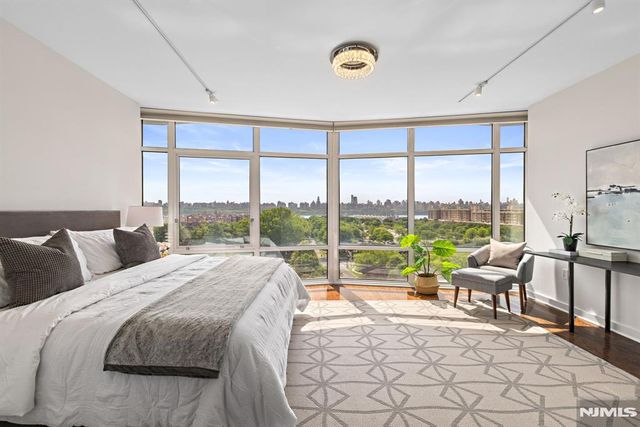 100 Thompson Lane 6B, Edgewater, NJ 07020