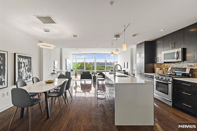 100 Thompson Lane 6B, Edgewater, NJ 07020