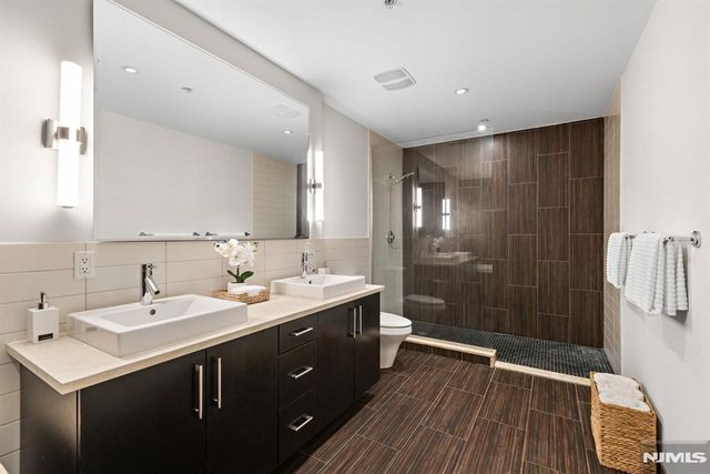 100 Thompson Lane 6B, Edgewater, NJ 07020