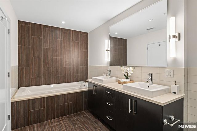 100 Thompson Lane 6B, Edgewater, NJ 07020