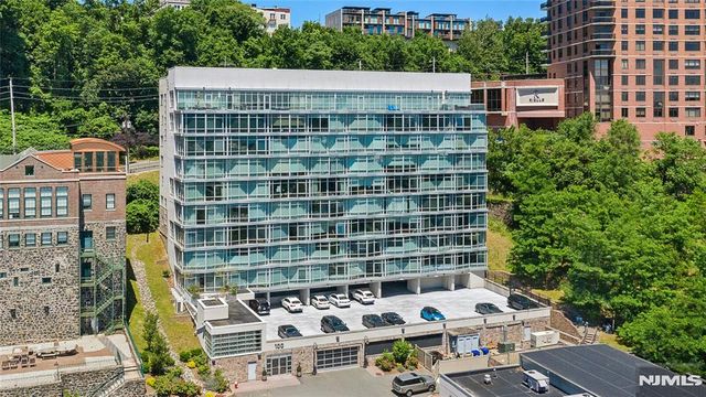 100 Thompson Lane 6B, Edgewater, NJ 07020
