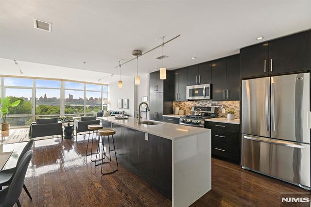 100 Thompson Lane 6B, Edgewater, NJ 07020