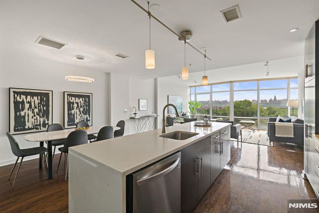 100 Thompson Lane 6B, Edgewater, NJ 07020