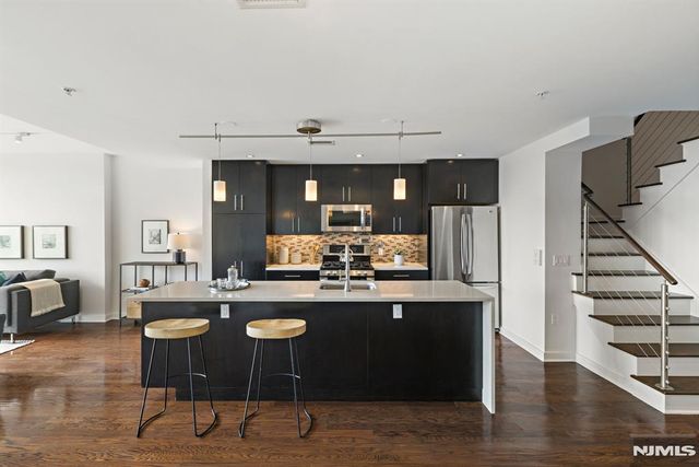 100 Thompson Lane 6B, Edgewater, NJ 07020
