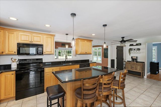 71 Pond Street, Newton, NH 03858