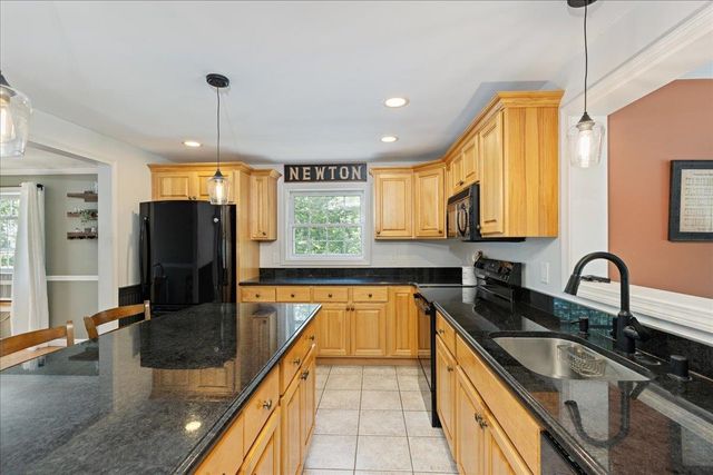 71 Pond Street, Newton, NH 03858