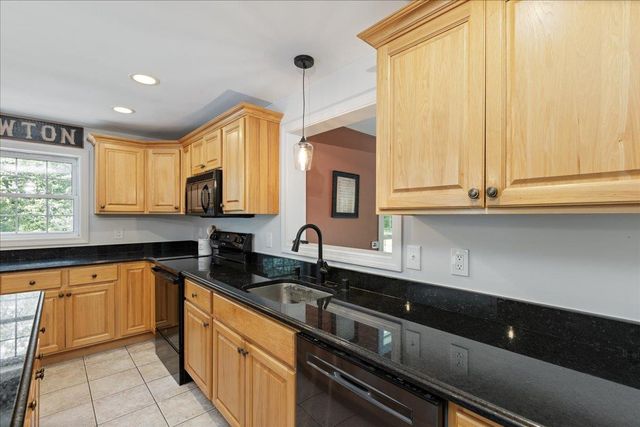 71 Pond Street, Newton, NH 03858
