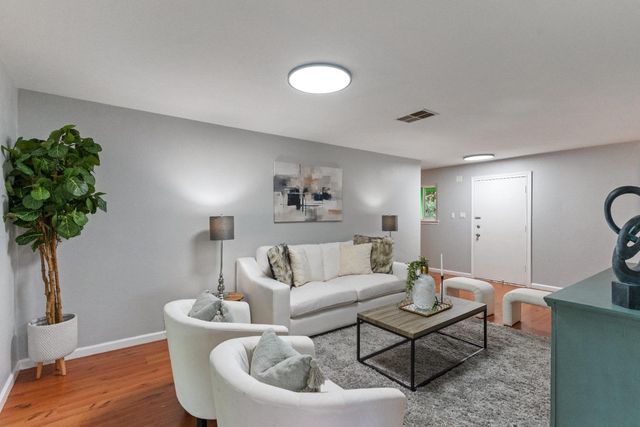 7477 21st St, Sacramento, CA 95822