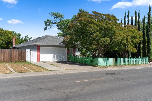 7477 21st St, Sacramento, CA 95822