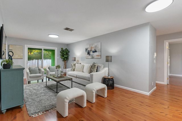 7477 21st St, Sacramento, CA 95822