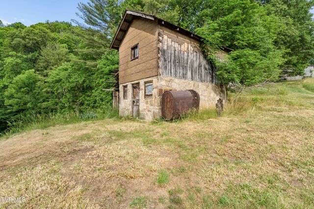 128 Lum Mcintosh Road, Erwin, TN 37650