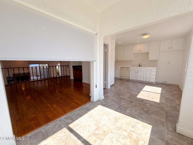 18242 Burbank Boulevard 8, Tarzana, CA 91356