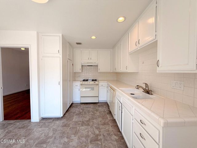 18242 Burbank Boulevard 8, Tarzana, CA 91356