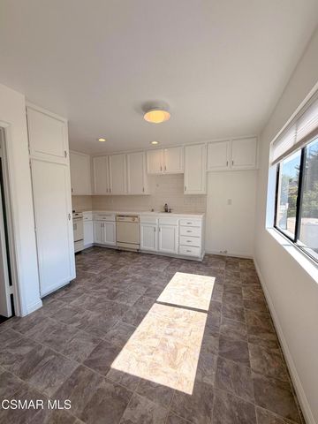 18242 Burbank Boulevard 8, Tarzana, CA 91356