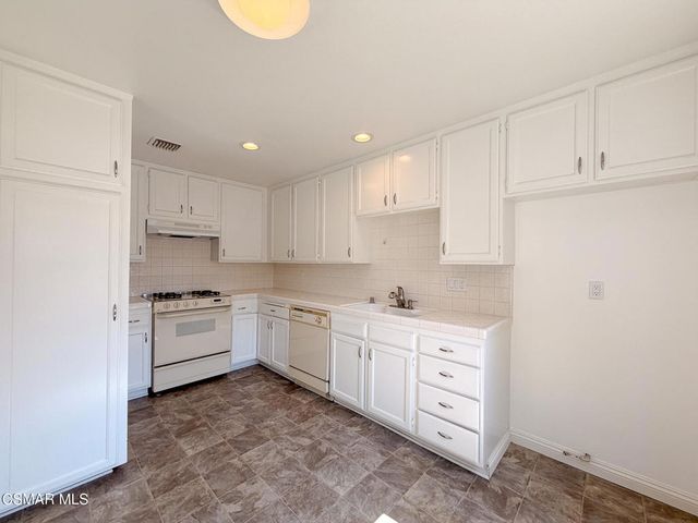 18242 Burbank Boulevard 8, Tarzana, CA 91356