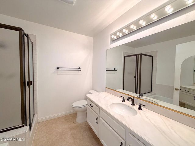 18242 Burbank Boulevard 8, Tarzana, CA 91356