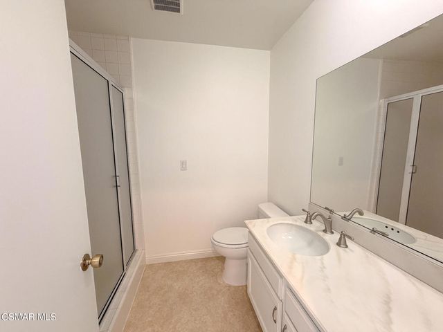 18242 Burbank Boulevard 8, Tarzana, CA 91356