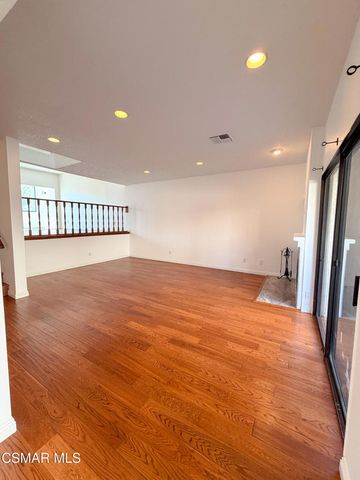 18242 Burbank Boulevard 8, Tarzana, CA 91356