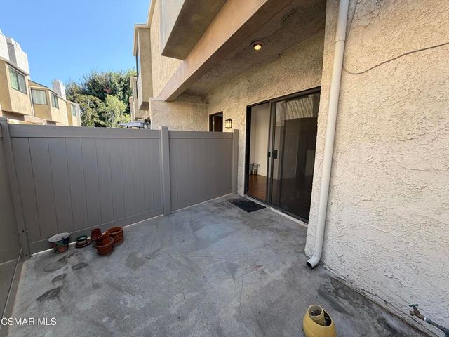 18242 Burbank Boulevard 8, Tarzana, CA 91356
