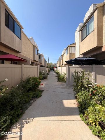 18242 Burbank Boulevard 8, Tarzana, CA 91356