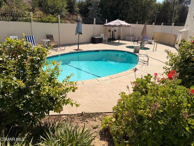 18242 Burbank Boulevard 8, Tarzana, CA 91356