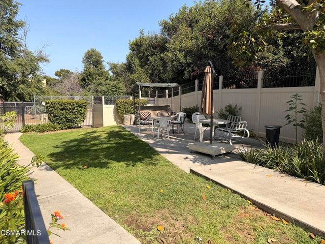 18242 Burbank Boulevard 8, Tarzana, CA 91356