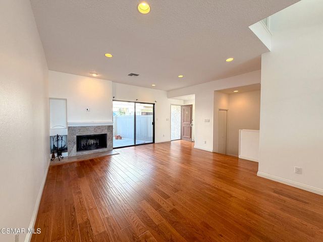 18242 Burbank Boulevard 8, Tarzana, CA 91356