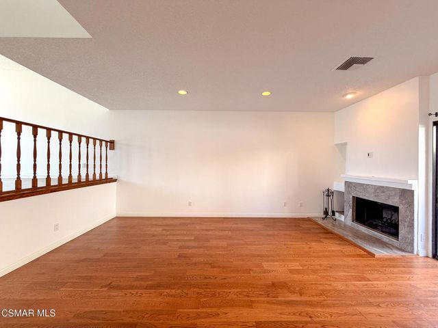 18242 Burbank Boulevard 8, Tarzana, CA 91356