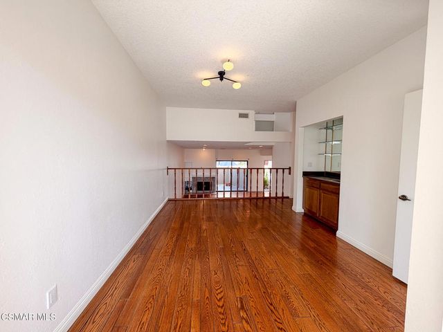 18242 Burbank Boulevard 8, Tarzana, CA 91356