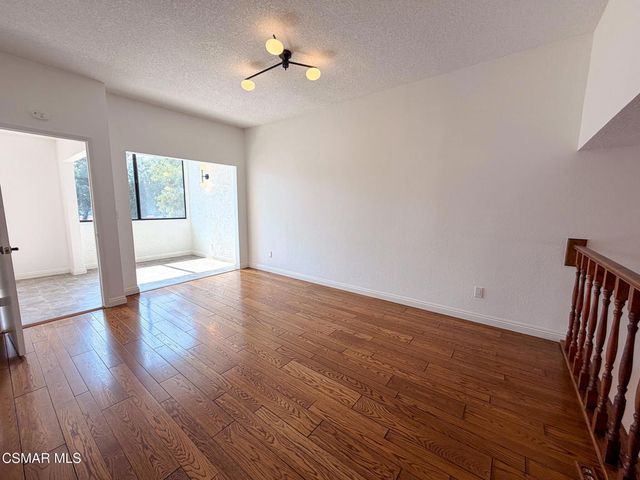 18242 Burbank Boulevard 8, Tarzana, CA 91356