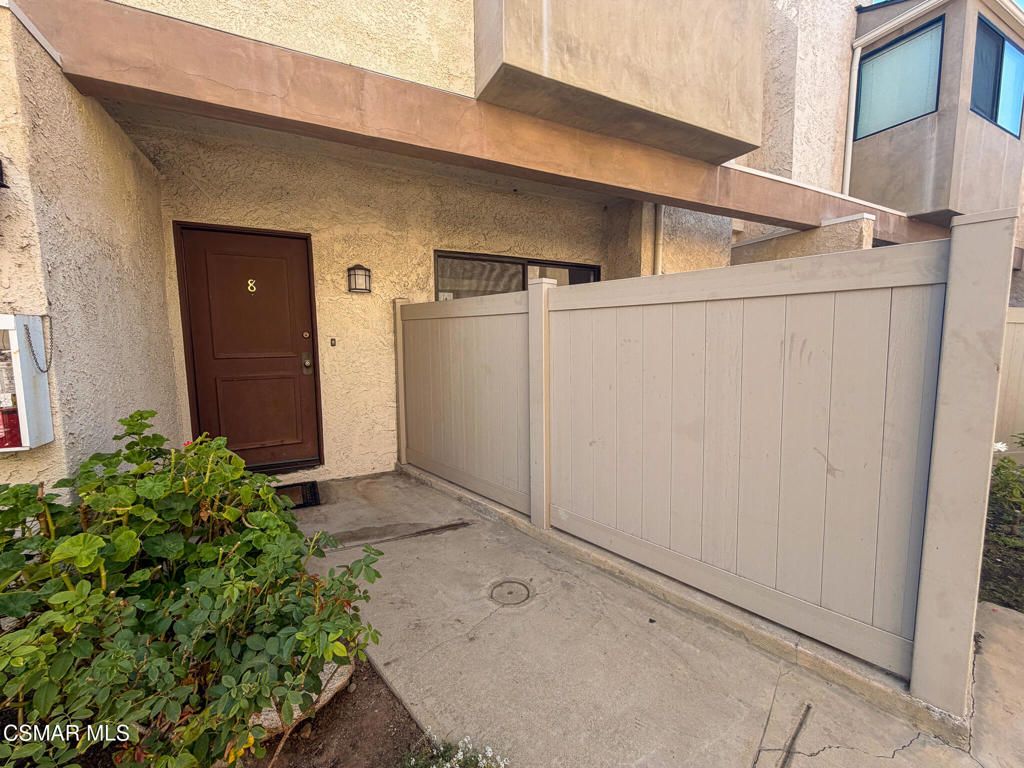18242 Burbank Boulevard 8, Tarzana, CA 91356